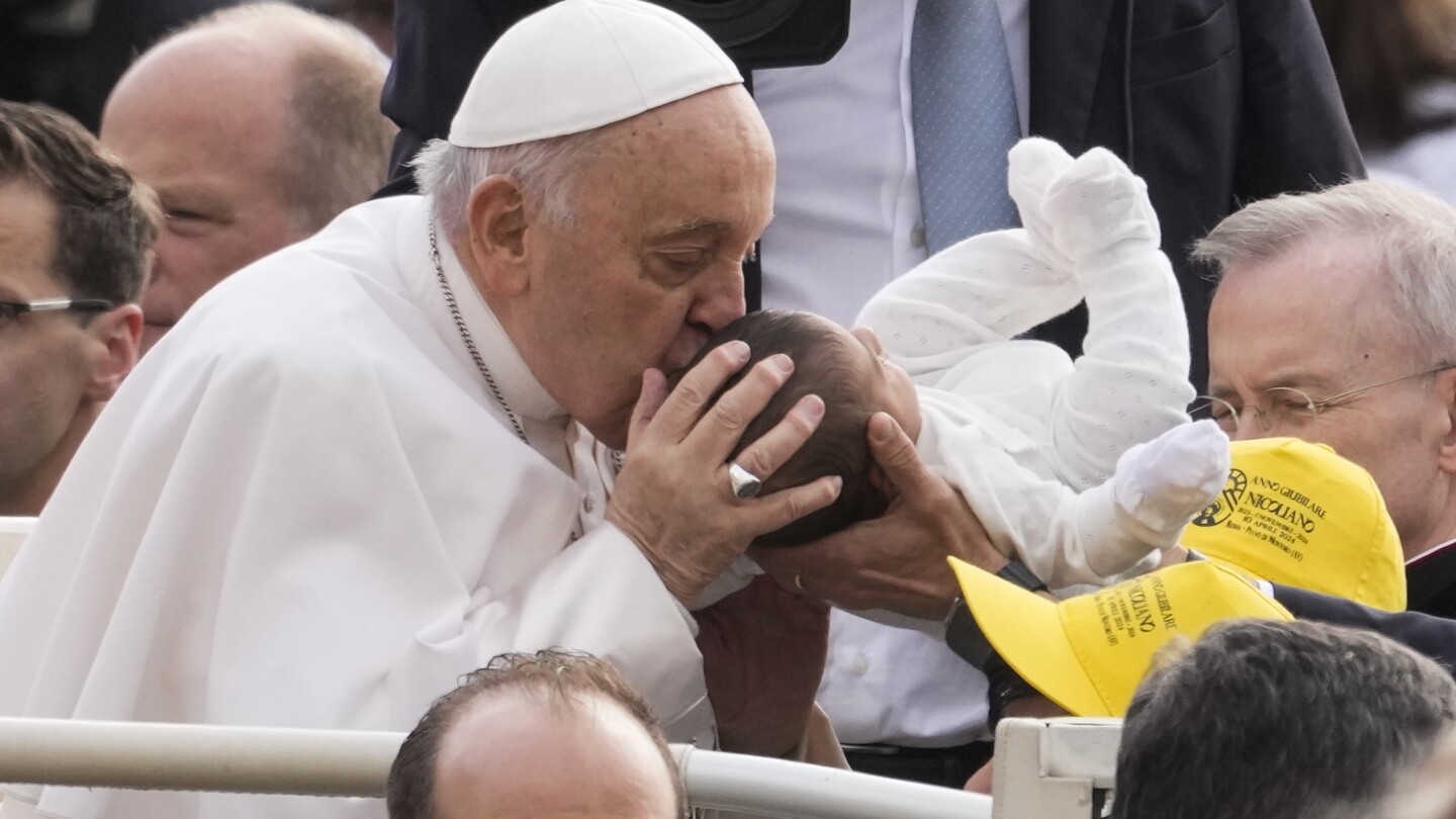 КИТО Еквадор AP — Папа Франциск в събота застана на