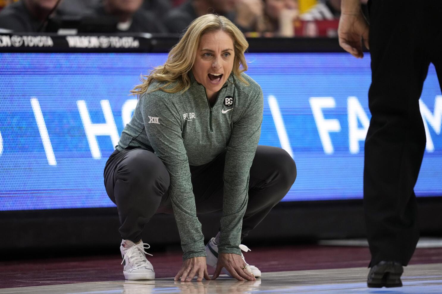 Atlanta Dream Head Coach Nicki Collen reacts during the game