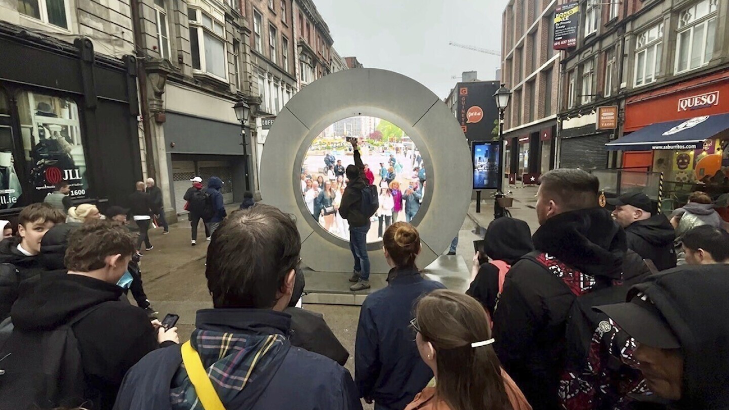 Тротоарно видео „Портал“, свързващо Ню Йорк и Дъблин чрез поток на живо, временно спряно след непристойни лудории