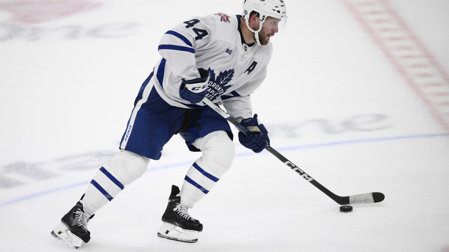 Morgan Rielly от Maple Leafs беше спрян за 5 мача от НХЛ за кръстосана проверка на Ridly Greig от Senators