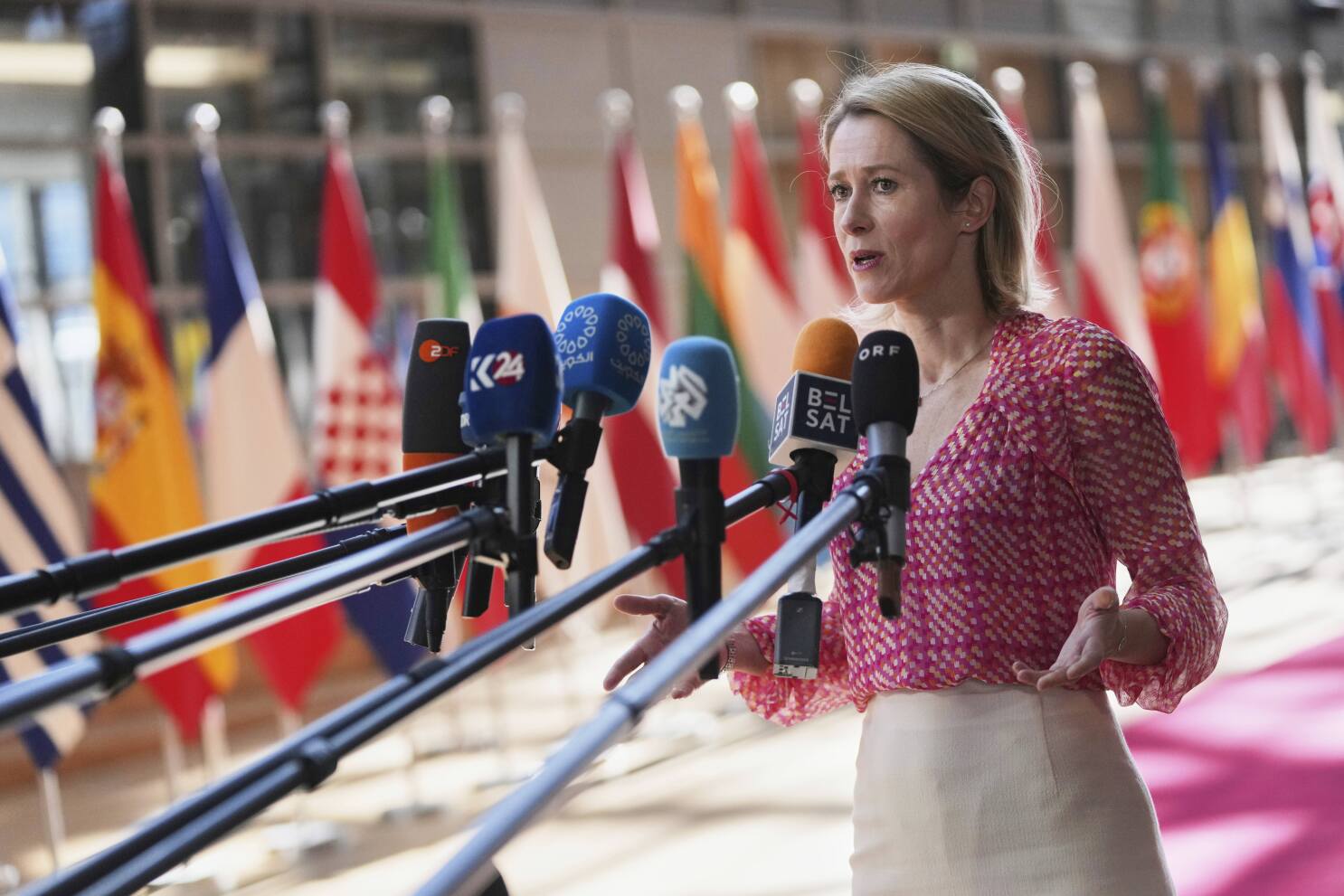 The EU says it will lift sanctions on Syria but leave those on the former Assad regime