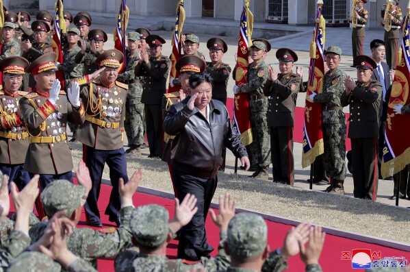 En esta fotografía proporcionada por el gobierno de Corea del Norte, el líder norcoreano Kim Jong Un, en el centro, inspecciona su principal grupo de tanques, la 105.a División de Tanques de la Guardia Ryu Kyong Su de Seúl, en Corea del Norte el 24 de marzo de 2024. Los periodistas independientes no tuvieron acceso a cubra el evento representado en esta imagen distribuida por el gobierno de Corea del Norte. El contenido de esta imagen es el proporcionado y no se puede verificar de forma independiente. La marca de agua en idioma coreano en la imagen proporcionada por la fuente dice: "KCNA", que es la abreviatura de Agencia Central de Noticias de Corea. (Agencia Central de Noticias de Corea/Servicio de Noticias de Corea vía AP)
