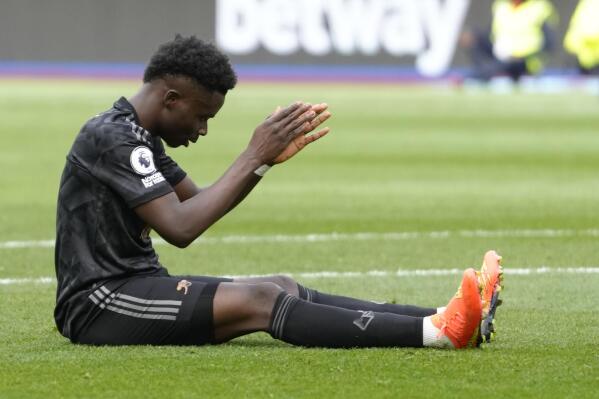 Arsenal's Bukayo Saka reacts after missing a penalty kick during the English Premier League soccer match between West Ham United and Arsenal at the London stadium in London, Sunday, April 16, 2023. (AP Photo/Kirsty Wigglesworth)