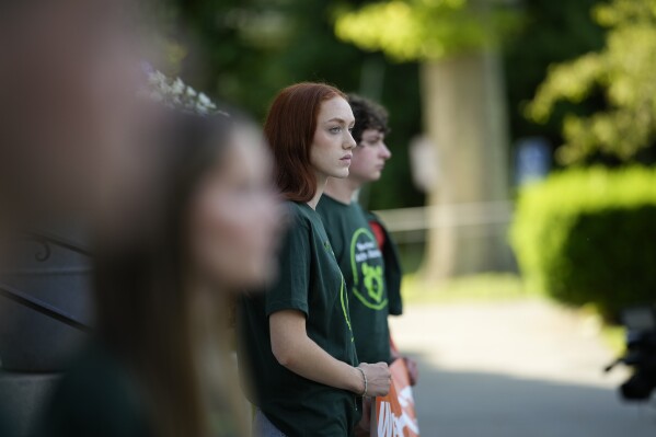 Ella Seaver, survivante de la fusillade de l'école primaire de Sandy Hook en 2012, assiste à un rassemblement contre la violence armée le vendredi 7 juin 2024 à Newtown, Connecticut.  (Photo AP/Bryan Woolston)