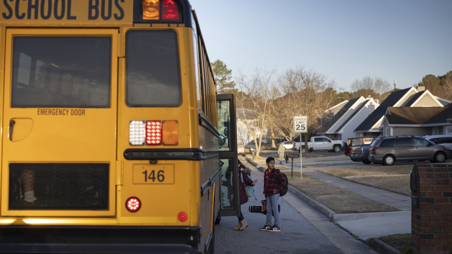 Уморени от дизеловите изпарения, тези майки настояват за електрически училищни автобуси