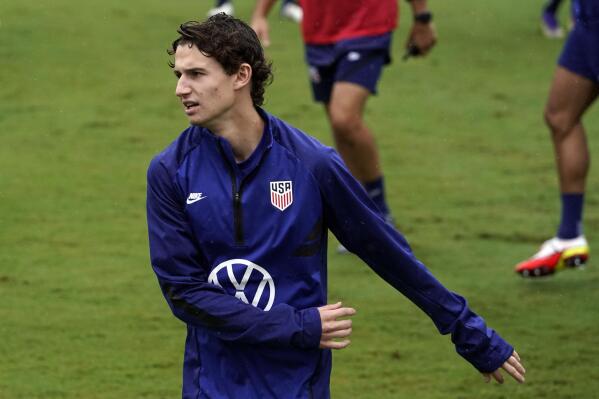 Brenden Aaronson of the U.S. Men's National Team warms up during soccer practice Tuesday, Aug. 31, 2021, in Nashville, Tenn. (AP Photo/Mark Humphrey)
