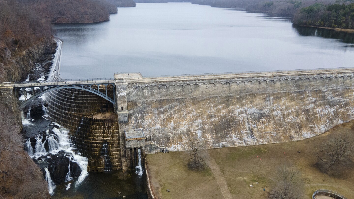 крайградските резервоари които доставят 10 от постепенната питейна вода в