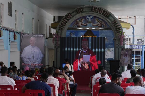 Católicos siguen en vivo el funeral del papa Francisco desde la Plaza de San Pedro en el Vaticano, en la Iglesia del Santuario de Nuestra Señora de la Salud en Hyderabad, India, el sábado 26 de abril de 2025. (AP Foto/Mahesh Kumar A.)