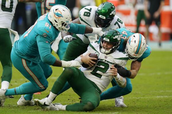 Miami Dolphins inside linebacker Andrew Van Ginkel (43) defends against the  New York Jets during an NFL football game, Sunday, Nov. 21, 2021, in East  Rutherford, N.J. (AP Photo/Adam Hunger Stock Photo - Alamy