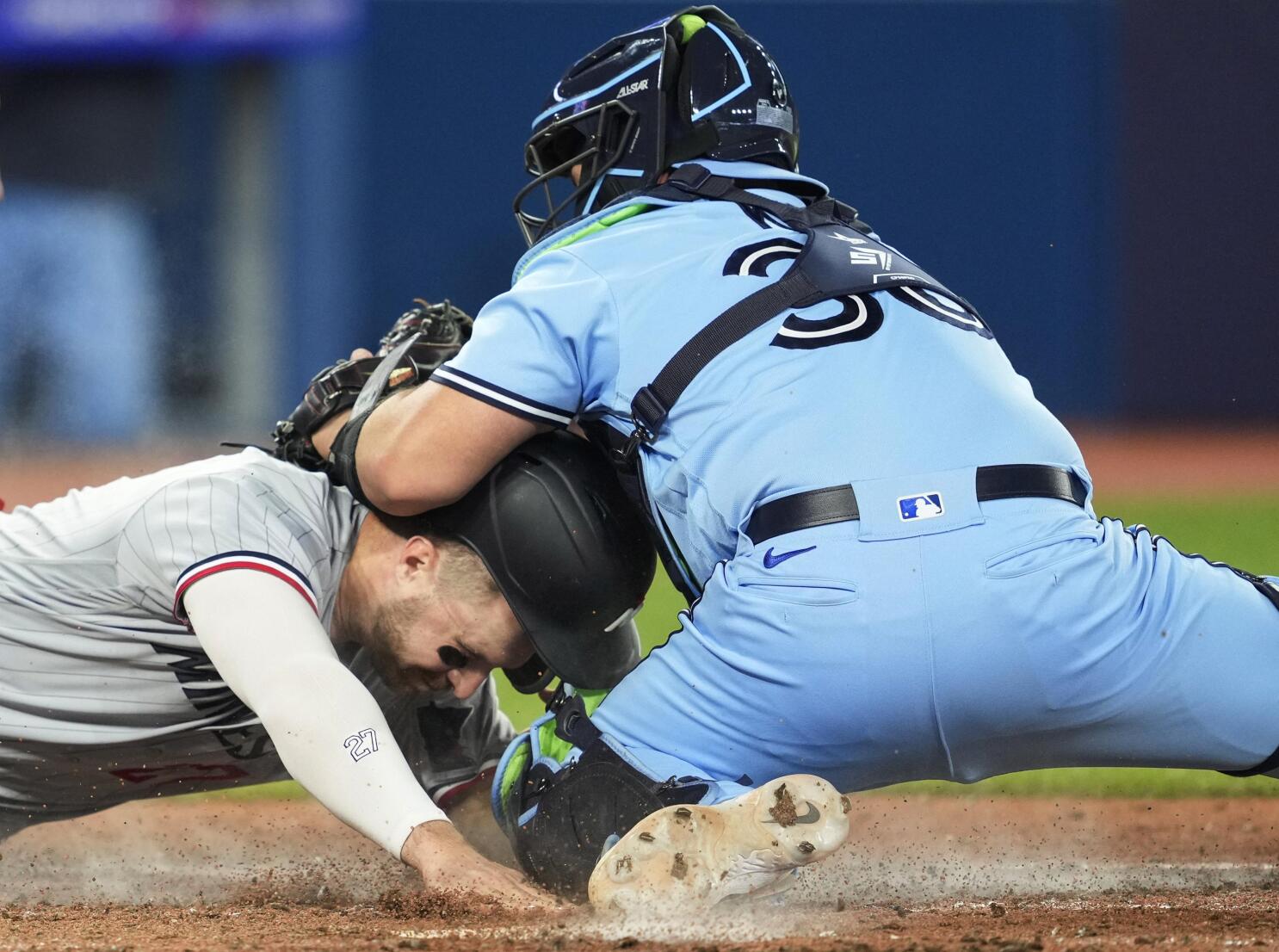 Catcher Alejandro Kirk leaves Blue Jays game after being hit by pitch 