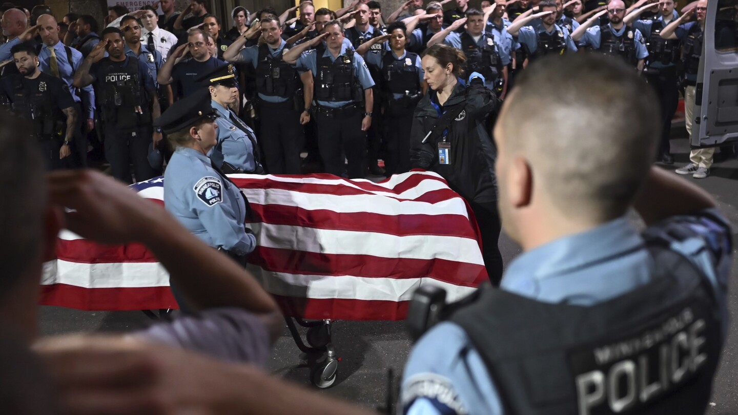 Възпоменателна церемония за полицай от Минеаполис, убит при обаждане за стрелба