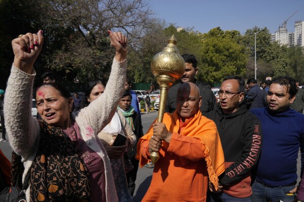 Os apoiadores do Partido Bharatiya Janata comemoram as primeiras pistas do Partido durante a contagem de votos das eleições estaduais de Delhi em Nova Délhi, Índia, sábado, 8 de fevereiro de 2025. (AP Photo/Manish Swarup)