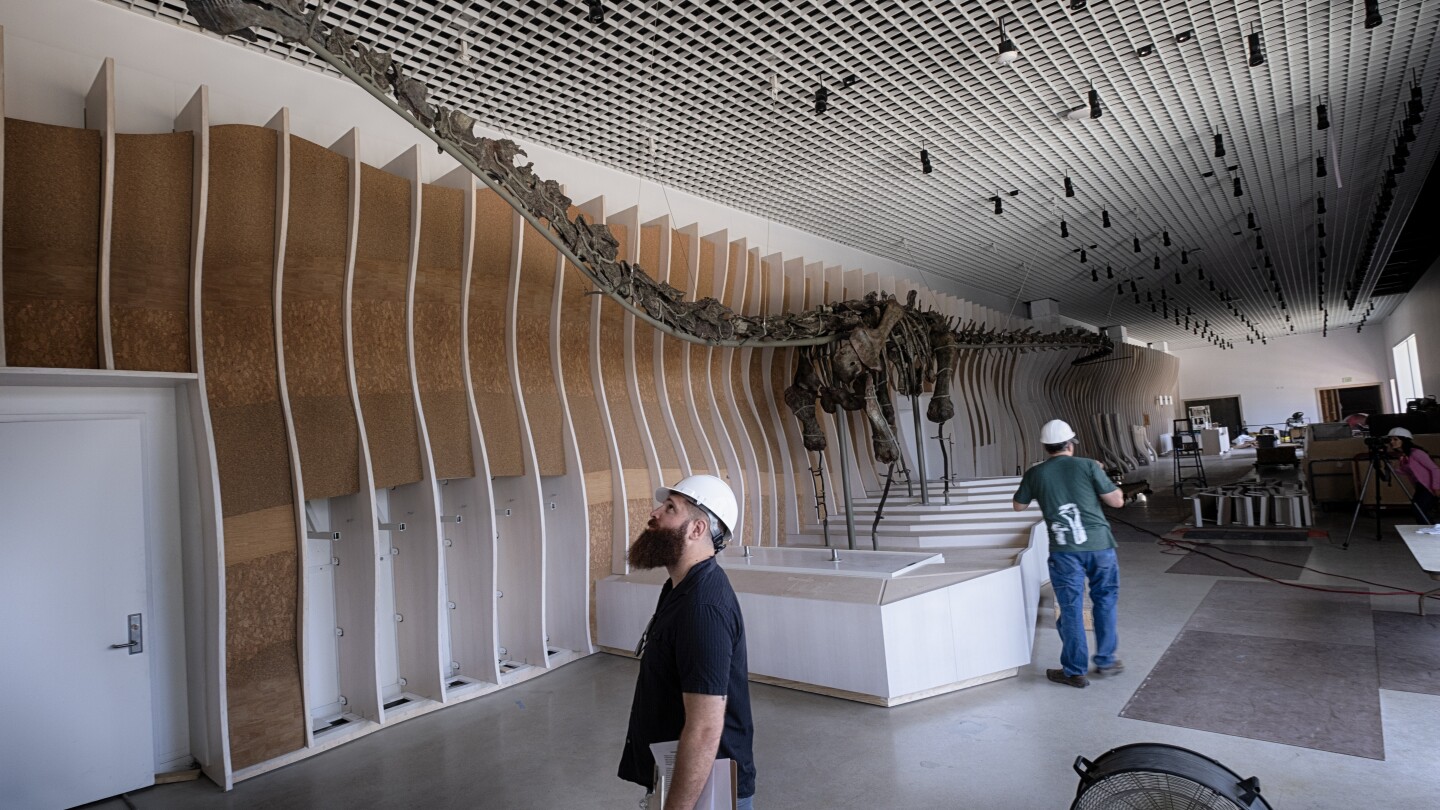 Gnatalie es el único dinosaurio de huesos verdes del planeta.  Estará exponiendo en Los Ángeles.