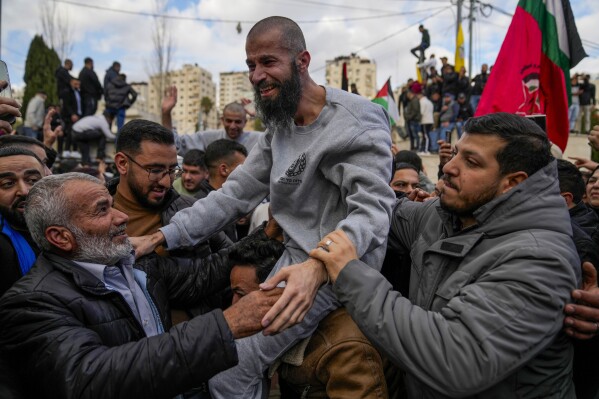 Các tù nhân Palestine được đám đông chào đón sau khi được thả khỏi nhà tù Israel theo thỏa thuận ngừng bắn với Israel, tại thành phố Ramallah ở Bờ Tây, thứ Bảy, ngày 25 tháng 1 năm 2025. (Ảnh AP/Nasser Nasser)