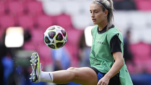 Alexia Butellas de Barcelona asiste a una sesión de entrenamiento en Eindhoven, Países Bajos, el viernes 2 de junio de 2023, antes del partido de fútbol final de la Liga de Campeones Femenina entre el FC Barcelona y el VfL Wolfsburg el sábado 3 de junio.  (Foto AP/Martin Meissner)