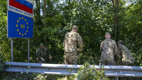 ARCHIVO - Soldados eslovenos retiran alambre con navajas en el cruce fronterizo con Croacia, en Krmacina, Eslovenia, el 15 de julio de 2022. (AP Foto/Darko Bandic, archivo)
