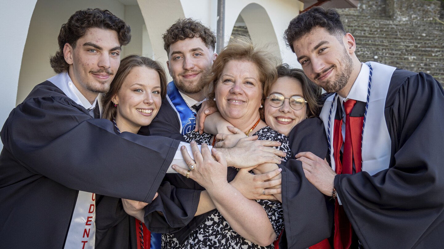 Петзнаци от Ню Джърси празнуват завършването си от един и същи колеж