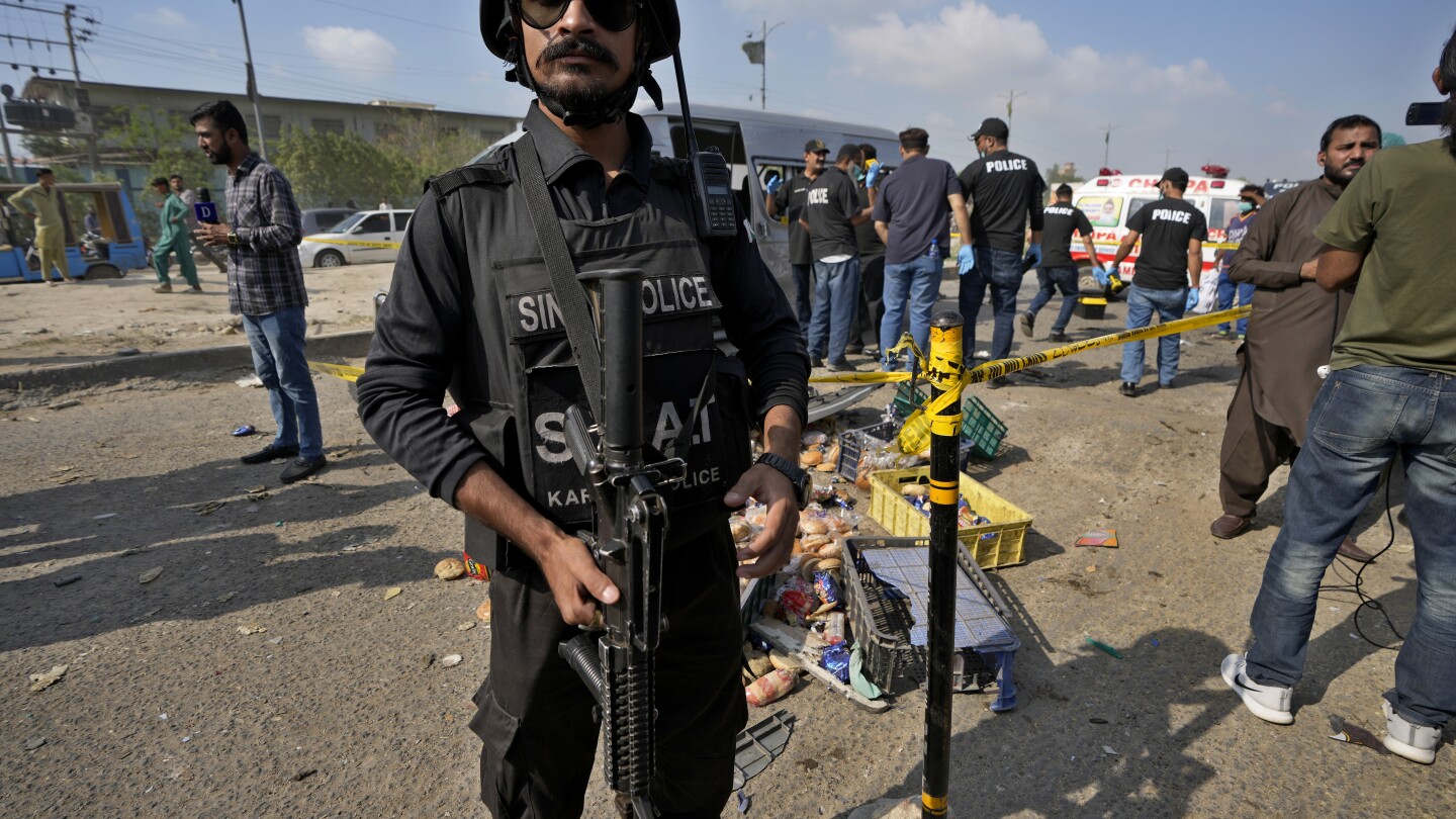 КАРАЧИ Пакистан AP — Атентатор самоубиец взриви жилетката си с