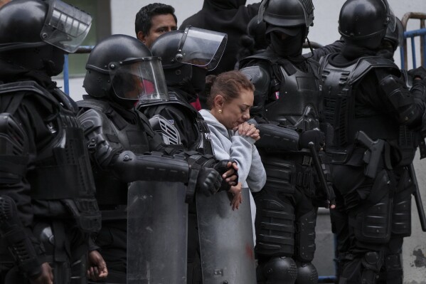 Zwolennik byłego wiceprezydenta Ekwadoru Jorge Glasa stoi przed ośrodkiem zatrzymań w Quito w Ekwadorze, dokąd został zabrany po włamaniu się policji do ambasady Meksyku, aby go aresztować, sobota, 6 kwietnia 2024 r.  Glas, który był wiceprezydentem Ekwadoru, został skazany za korupcję w latach 2013–2018 i od grudnia szukał schronienia w ambasadzie Meksyku.  (AP Photo/Dolores Ochoa)