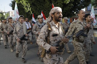 Partidarios hutíes marchan en el aniversario de la unidad de Yemen en Saná, Yemen, el miércoles 22 de mayo de 2024. (AP Foto/Osamah Abdulrahman)