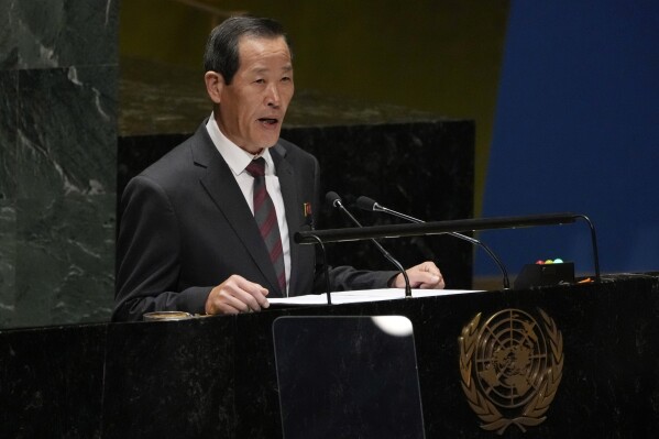 El embajador de Corea del Norte ante la ONU, Kim Song, pronuncia un discurso en la 78va sesión de la Asamblea General de las Naciones Unidas, el martes 26 de septiembre de 2023, en la sede de la ONU. (AP Foto/Richard Drew)