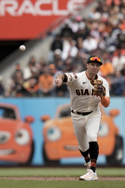 SF Giants' LaMonte Wade Jr. homers off Ketel Marte's glove