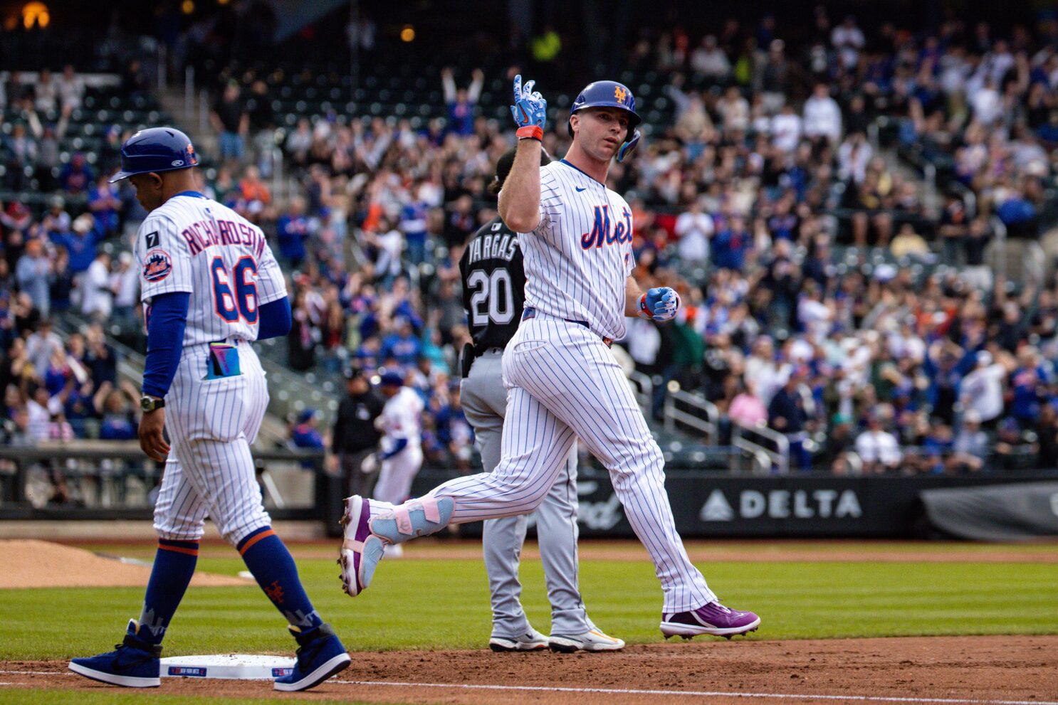 Alonso and Young homer in 4-run first inning as Mets beat White 6-4 for 4th straight win