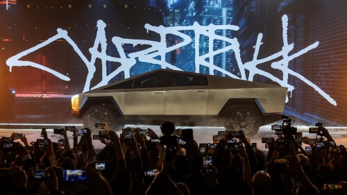 ARCHIVO - La Cybertruck de Tesla es revelada en el estudio de diseño de la compañía, el jueves 21 de noviembre de 2019, en Hawthorne, California. (AP Foto/Ringo H.W. Chiu, archivo)