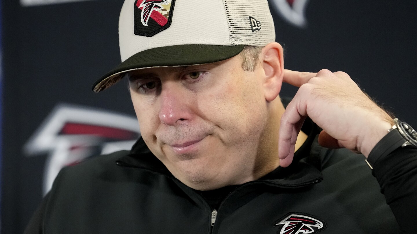 Falcons уволниха треньора Артър Смит часове след завършване на 3-ти пореден сезон 7-10