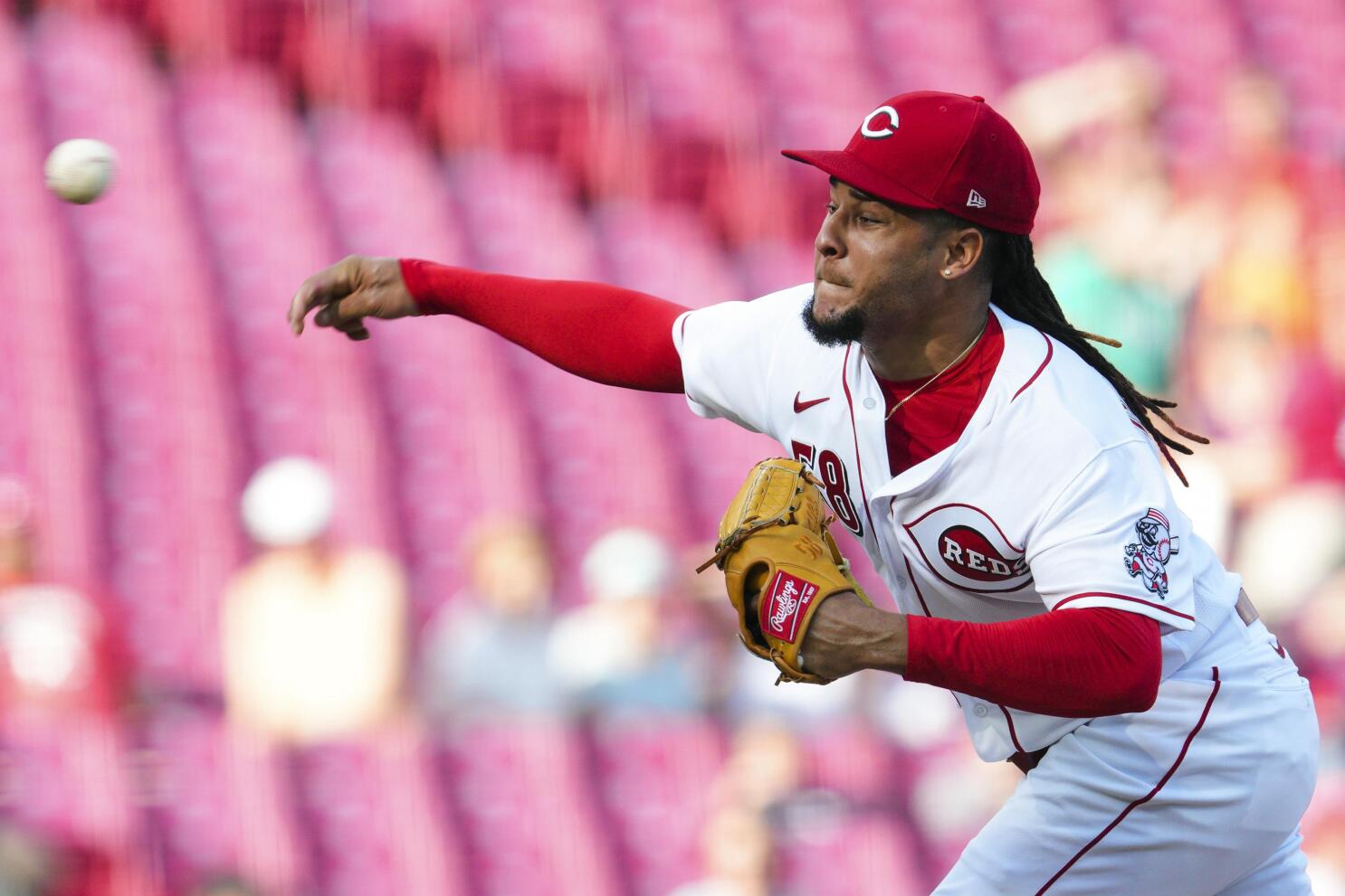 Castillo stays on a roll, Ks eight as Reds beat Marlins 5-3