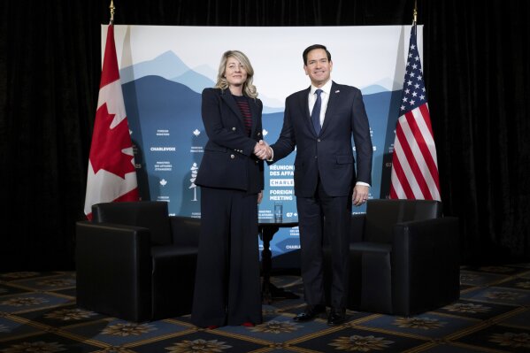 Bộ trưởng Ngoại giao Canada Melanie Joly, bên trái, và Bộ trưởng Ngoại giao Hoa Kỳ Marco Rubio tạo dáng chụp ảnh bên lề cuộc họp của các bộ trưởng ngoại giao G7 tại La Malbaie, Canada, thứ sáu ngày 14 tháng 3 năm 2025. (Saul Loeb, Pool Photo qua AP)