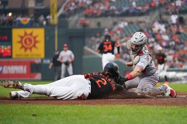 Reds beat Orioles 11-7 in 10 innings to win series at Camden Yards