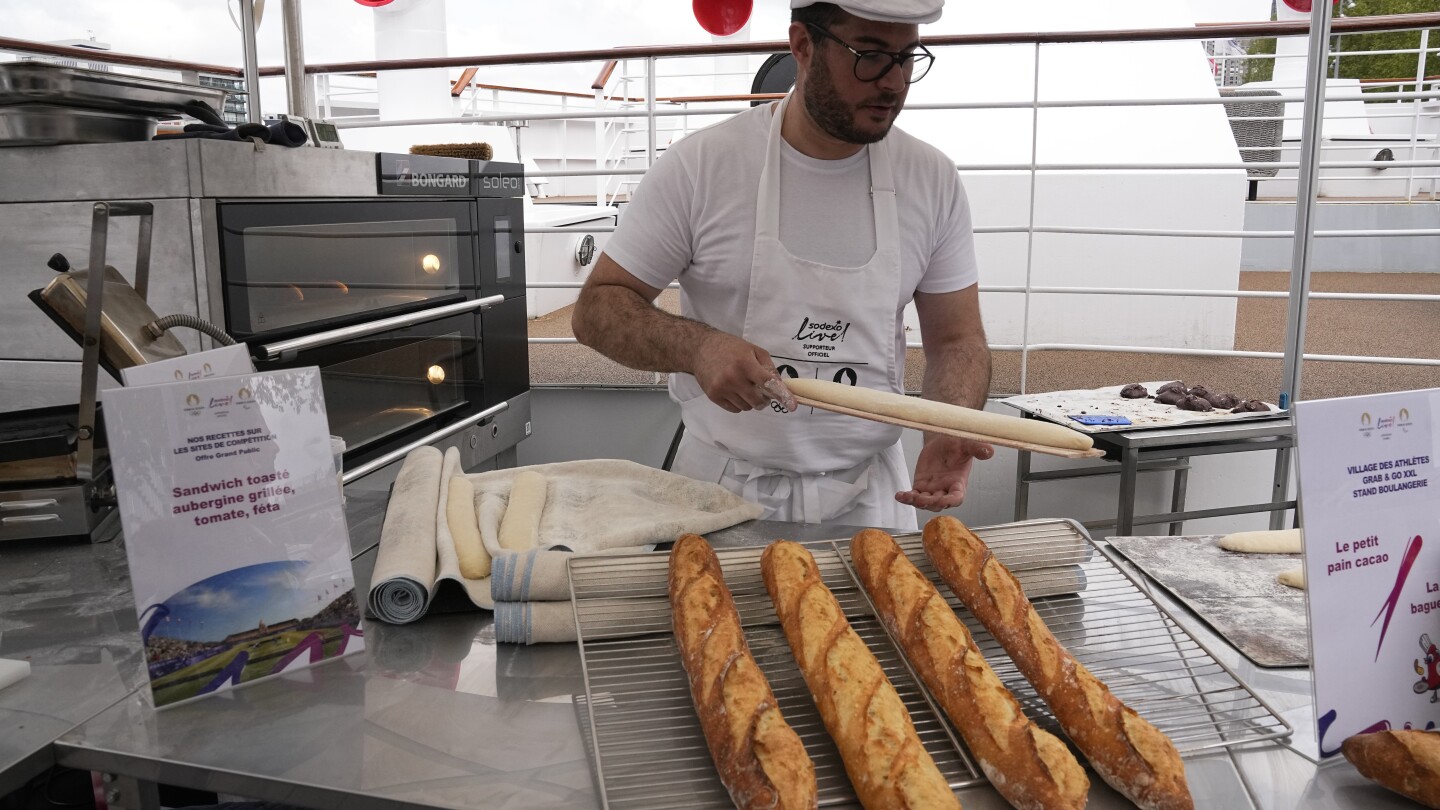 ПАРИЖ AP — Прясно приготвен хляб избрани сирена и широко