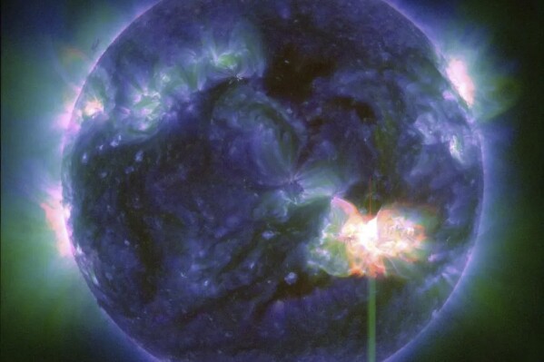 En esta imagen, proporcionada por la NASA, se muestra una llamarada solar, que aparece como un destello brillante abajo a la derecha, captada por el Observatorio de Dinámica Solar de la NASA el 9 de mayo de 2024. (NASA/SDO vía AP)