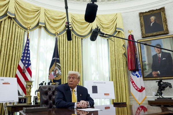O presidente Donald Trump faz comentários no escritório oval da Casa Branca em Washington, sexta -feira, 7 de março de 2025. (Piscina via AP)