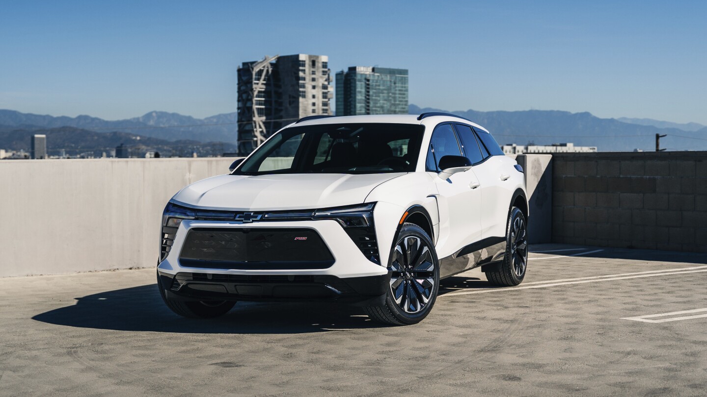Едмъндс сравнява 2024 Chevrolet Blazer EV и 2024 Tesla Model Y