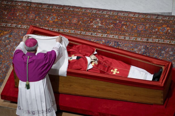 About 250,000 mourners pay last respects to Pope Francis over 3 ...