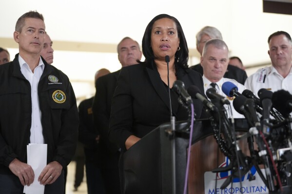 The mayor of the Columbia district, Muriel Bowser, with the Secretary of Transports Sean Duffy, on the left, and other officials, is expressed during a press conference at Ronald Reagan Washington National Airport, Thursday morning January 2025, in Arlington, in Virginia (AP photo / Marc Schiefelbein)