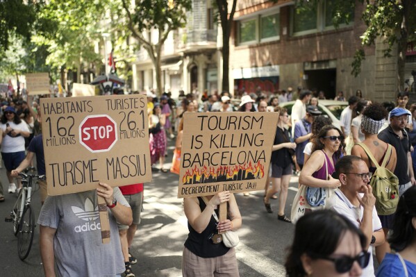 Spaniards squirt water weapons at foreigners in Barcelona and Mallorca to protest overtourism