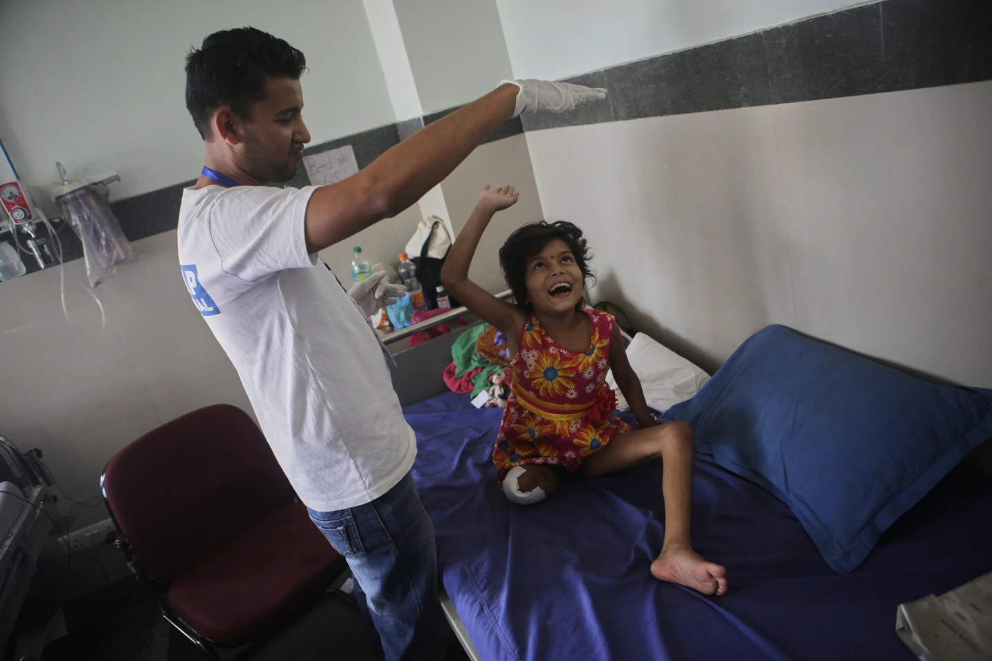 Khendo Tamang y Nirmala Pariyar jugando con un móvil en el hospital