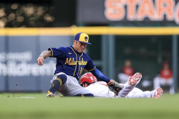 Reds beat Brewers, win 2 straight for 1st time in 2022