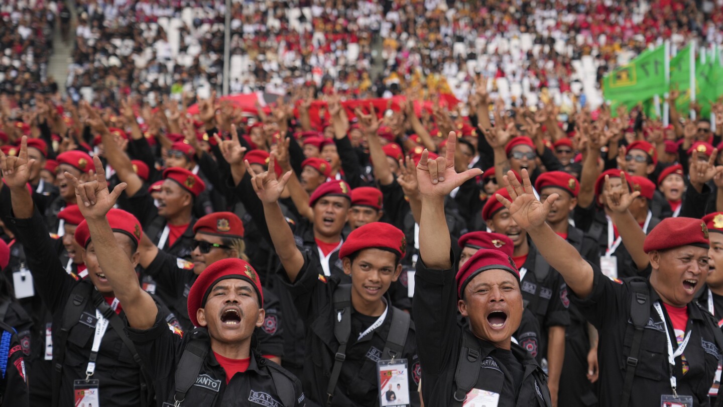 Masyarakat Indonesia berbondong-bondong menghadiri kampanye presiden ketika kritik terhadap pemerintah meningkat