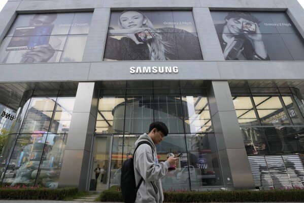 A man passes by a Samsung Gangnam store in Seoul, South Korea, Tuesday, Oct. 31, 2023. Samsung Electronics on Tuesday reported its highest quarterly profit for the year and saw narrowed losses from its computer chip business amid a slow recovery in global demand.(AP Photo/Ahn Young-joon)