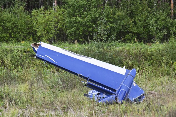 Una parte de un jet privado junto al lugar del accidente, cerca de la aldea de Kuzhenkino, región de Tver, Rusia, el jueves 24 de agosto de 2023. El líder mercenario ruso Yevgeny Prigozhin, fundador del Grupo Wagner, supuestamente murió cuando un jet privado lo Se decía que se estrelló el 23 de agosto de 2023, matando a las 10 personas a bordo.  (Foto AP)