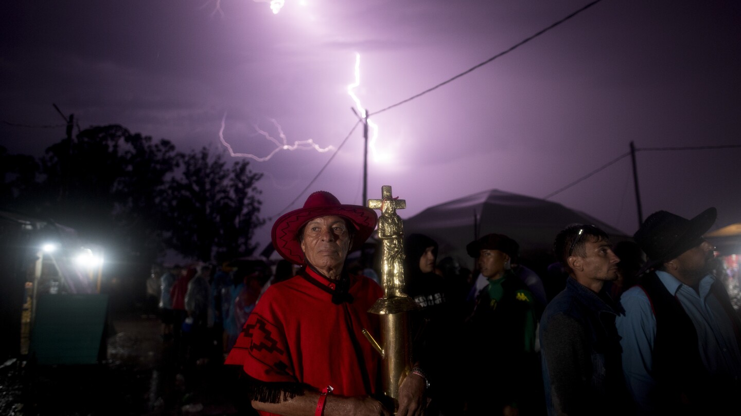 Аржентинците молят светеца на народния каубой Гаучито Гил да им помогне да се справят с галопиращата инфлация