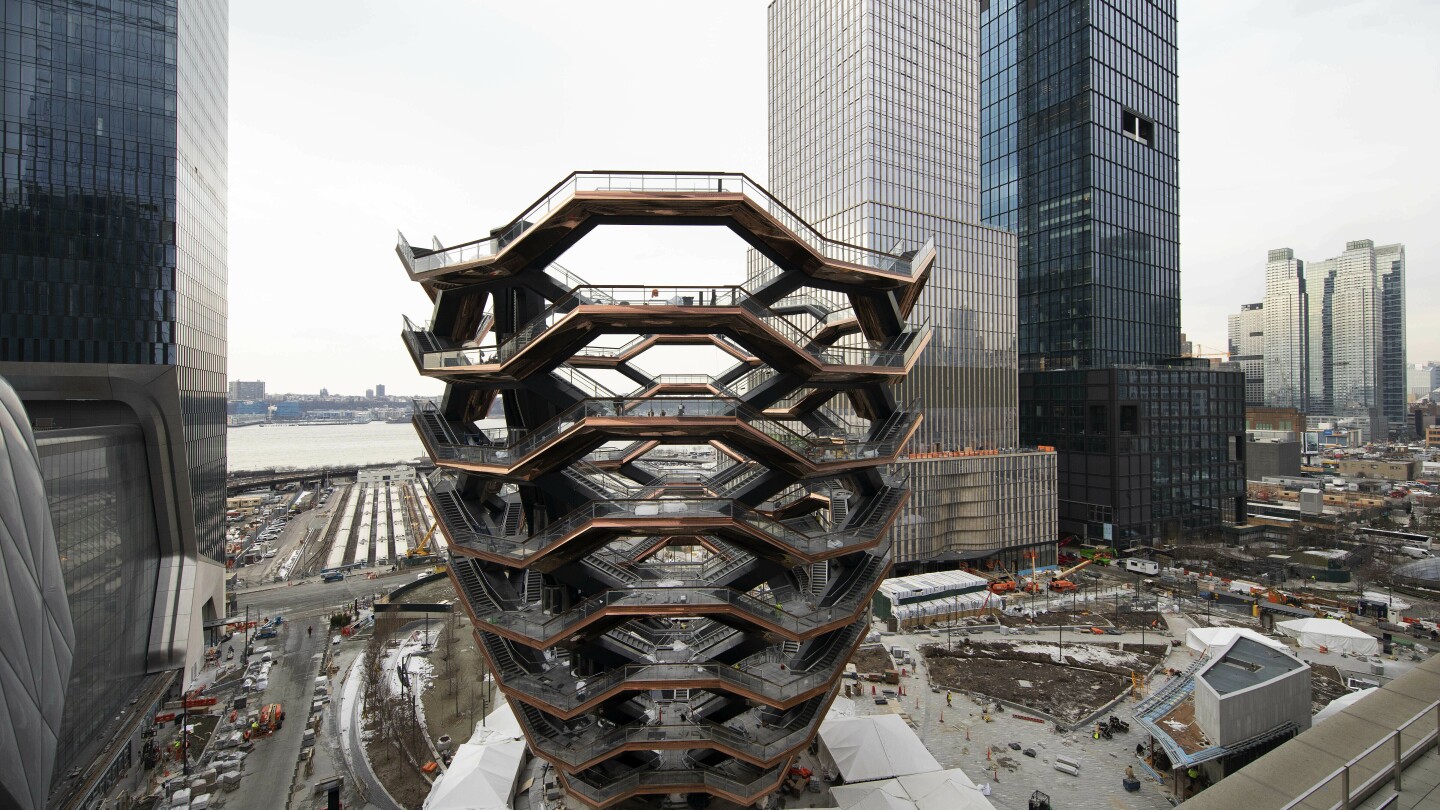 НЮ ЙОРК (АП) — Корабът, скулптура, която може да се