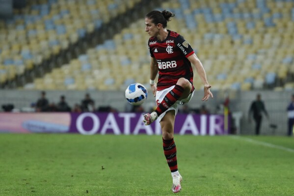 FILE - Filipe Luis of Brazil's Flamengo controls the ball during a Copa Libertadores quarter-final second leg soccer match against Brazil's Corinthians at Maracana stadium in Rio de Janeiro, Brazil, Tuesday, Aug. 9, 2022. Filipe Luis said on Thursday, Nov. 30, 2023, that he will retire from soccer this weekend at the Maracana Stadium. The 38-year-old Flamengo left-back added he made the decision after several injuries he faced this year. (AP Photo/Bruna Prado, FIle)
