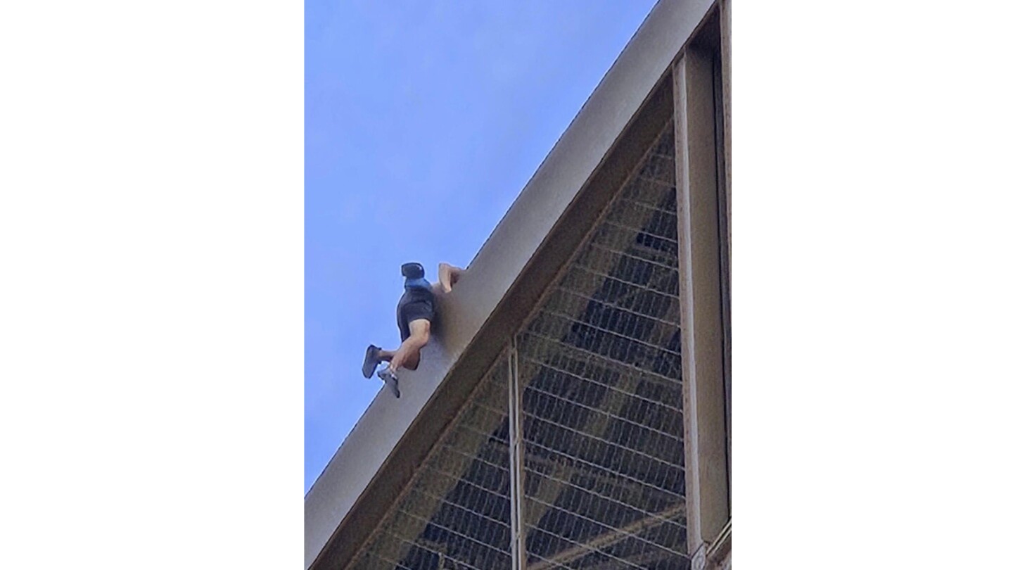 Man climbs Eiffel Tower hours before Olympics closing ceremony