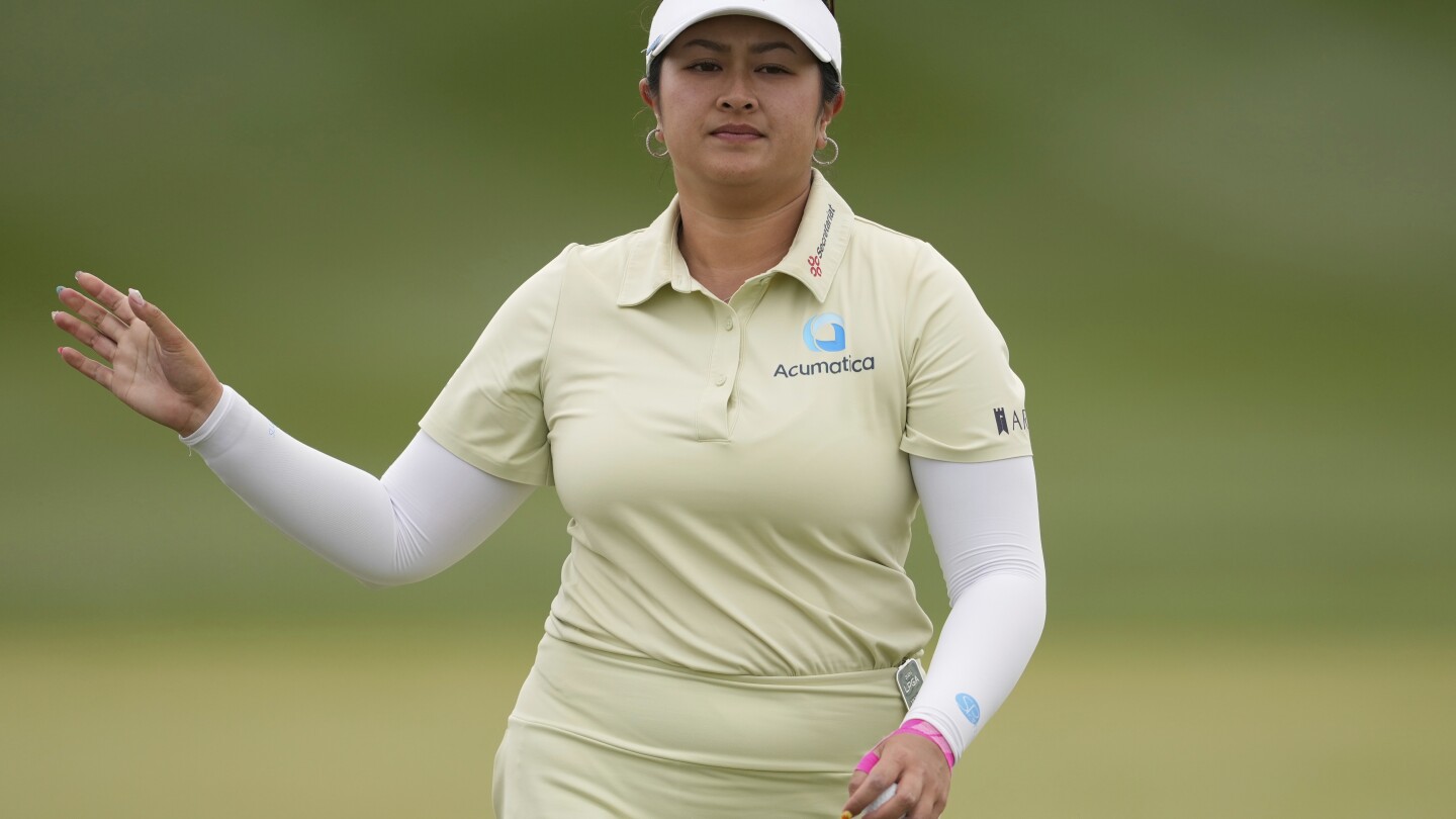 Lilia Vu has another bogey-free day and leads a pack of LPGA stars in Arizona