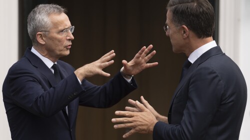 Ο Γενικός Γραμματέας του ΝΑΤΟ Jens Stoltenberg, αριστερά και ο Ολλανδός πρωθυπουργός Mark Rutte, δεξιά, μιλούν εν αναμονή της άφιξης άλλων ηγετών στη Χάγη της Ολλανδίας, Τρίτη 27 Ιουνίου 2023. Οι ηγέτες επτά συμμάχων του ΝΑΤΟ συναντήθηκαν στην Ολλανδία με τον Υπ. Ο στρατηγός Στόλτενμπεργκ για συνομιλίες Πριν από τη σύνοδο κορυφής του ΝΑΤΟ στη Λιθουανία τον επόμενο μήνα.  (AP Photo/Peter Dejong)